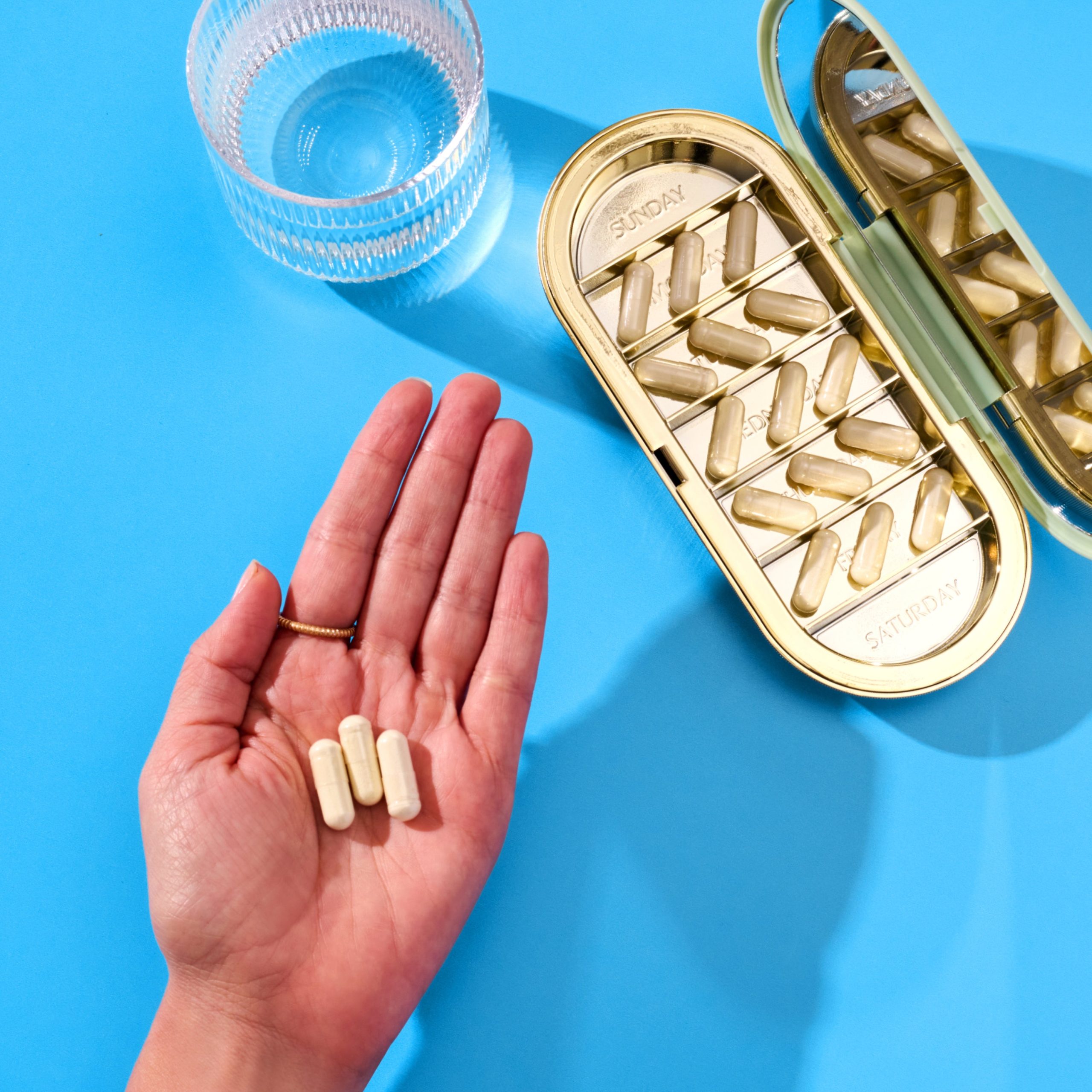 2_LIFESTYLE_Colostrum_Capsules.jpg